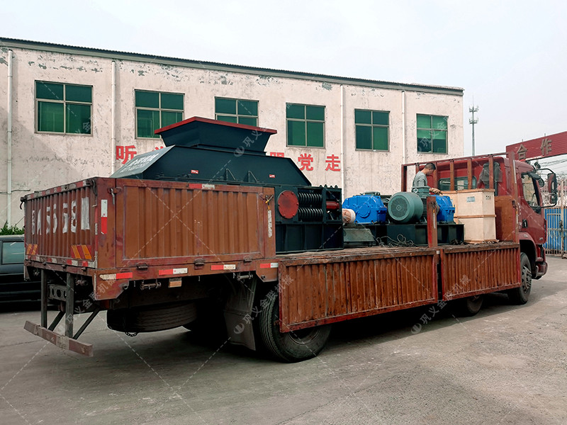 2PG1200X800對輥破碎機發(fā)往新疆喀什石英石制沙