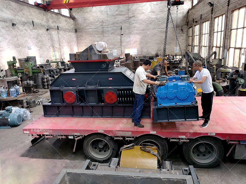 2PG1000×700連軸對輥破碎機(jī)發(fā)貨現(xiàn)場圖片_發(fā)往廣東_玄武巖制砂